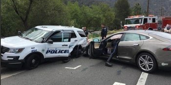 Im &quot;Autopilot&quot;-Modus: Tesla kracht in Polizeiauto