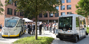 BVG & Charité starten Tests mit autonomen E-Kleinbussen